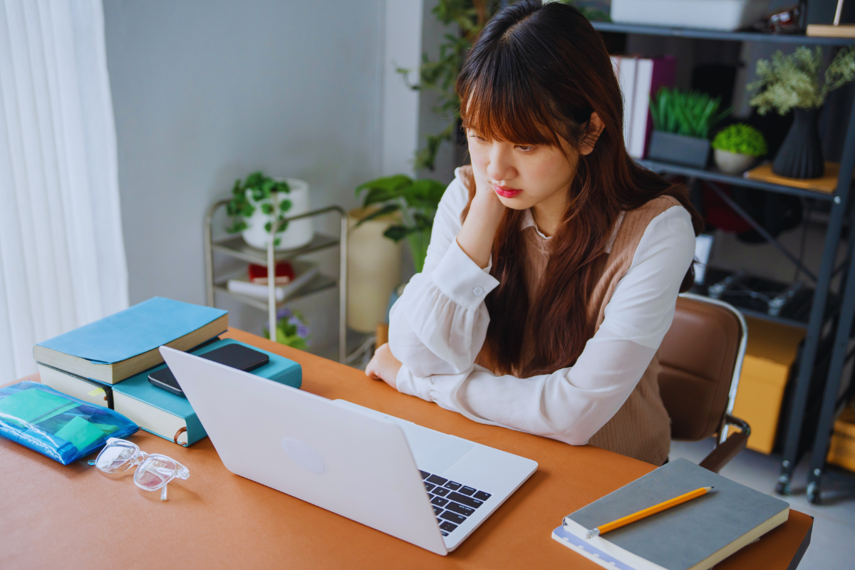 Jeune femme devant son ordinateur, suivant une formation en ligne - creator academy