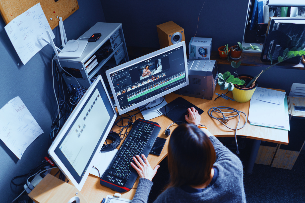 une personne utilisant davinci resolve sur un ordinateur - creator academy