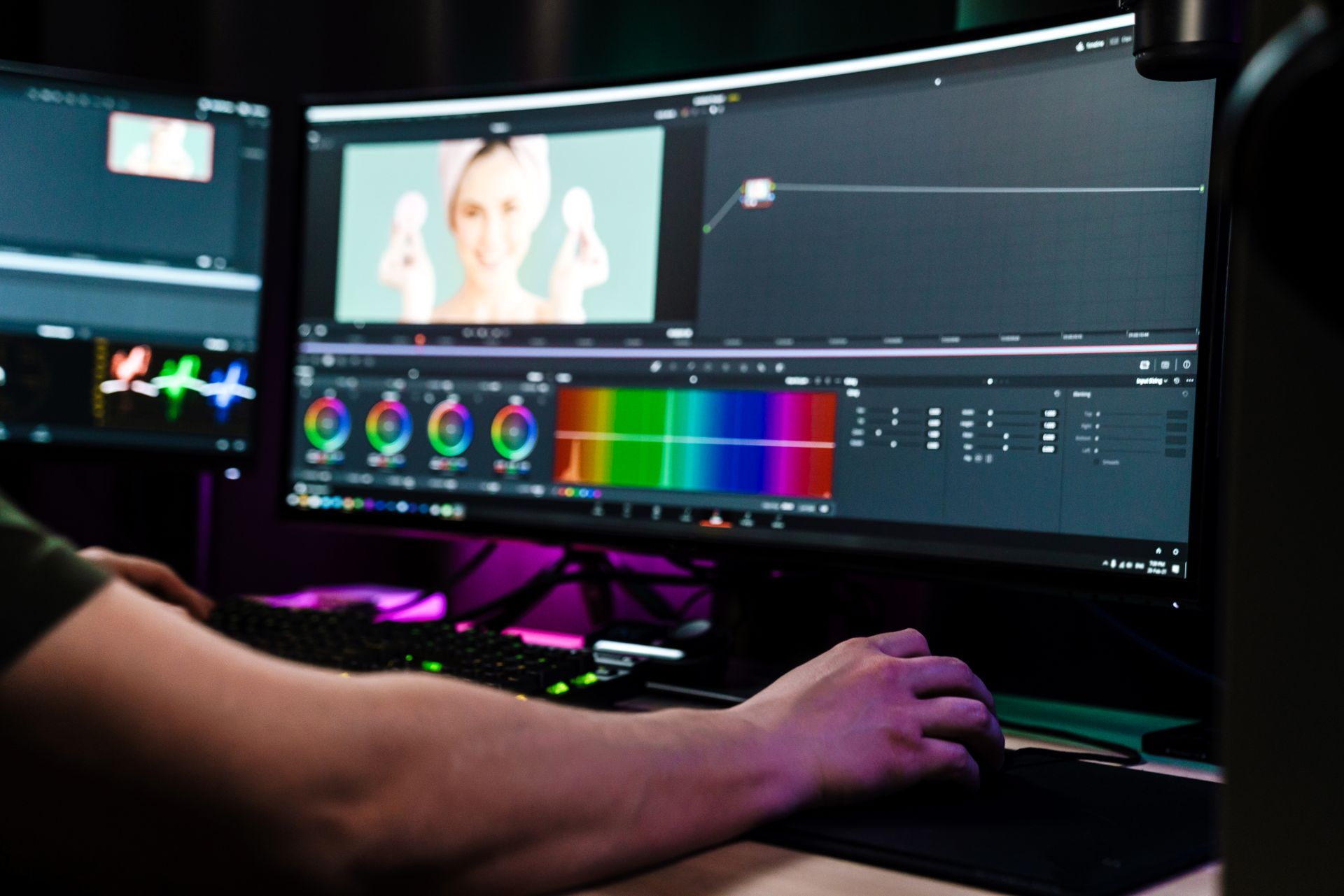 une personne utilisant davinci resolve sur son ordinateur - creator academy